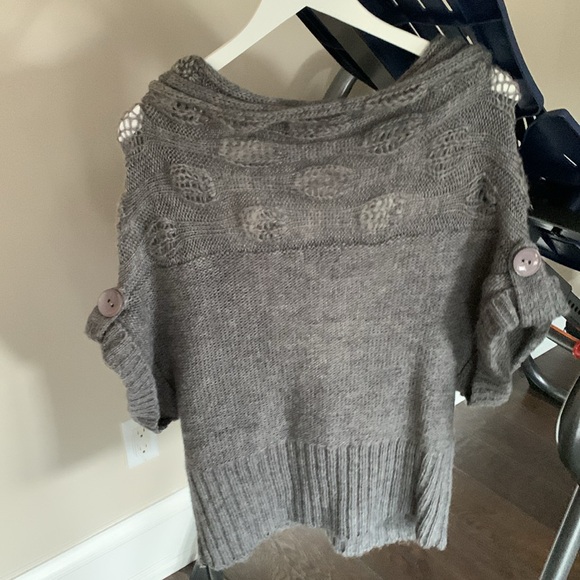 Women’s Sweater - Picture 3 of 4